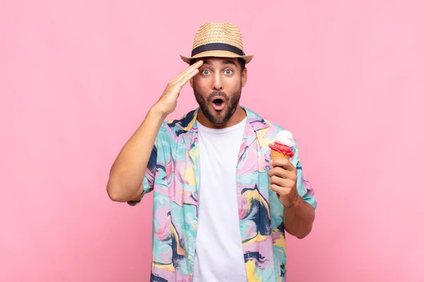 Joven Que Parece Feliz Asombrado Sorprendido Sonriendo Dándose Cuenta Buenas —  Fotos de Stock