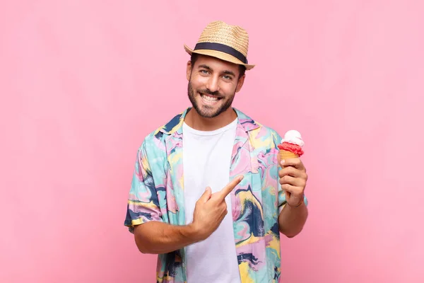 Joven Sonriendo Alegremente Sintiéndose Feliz Señalando Hacia Lado Hacia Arriba — Foto de Stock