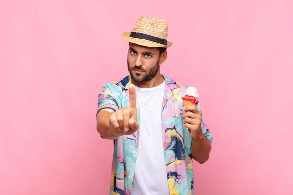 Joven Sonriendo Orgullosa Confiadamente Haciendo Pose Número Uno Triunfante Sintiéndose —  Fotos de Stock