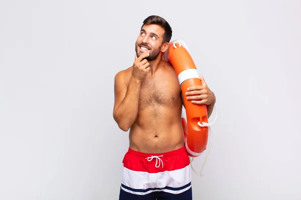 Joven Sonriendo Con Una Expresión Feliz Confiada Con Mano Barbilla —  Fotos de Stock