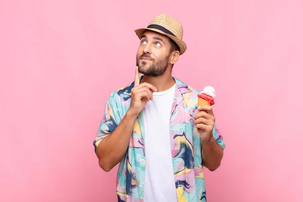 Joven Sonriendo Feliz Soñando Despierto Dudando Mirando Lado Concepto Vacaciones — Foto de Stock