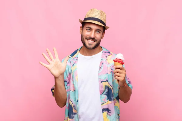 Joven Sonriendo Mirando Amigable Mostrando Número Cinco Quinto Con Mano — Foto de Stock