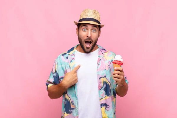 Joven Mirando Sorprendido Sorprendido Con Boca Abierta Apuntando Hacia Mismo — Foto de Stock