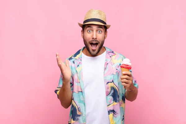 Joven Sintiéndose Feliz Sorprendido Alegre Sonriendo Con Actitud Positiva Realizando — Foto de Stock