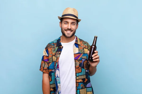 Joven Sonriendo Felizmente Con Una Mano Cadera Actitud Confiada Positiva — Foto de Stock