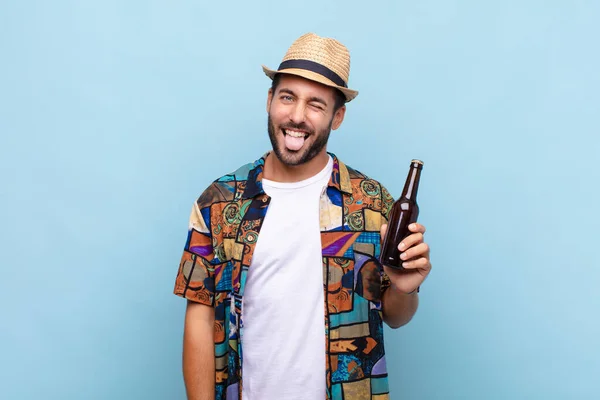 Joven Con Actitud Alegre Despreocupada Rebelde Bromeando Sacando Lengua Divirtiéndose — Foto de Stock