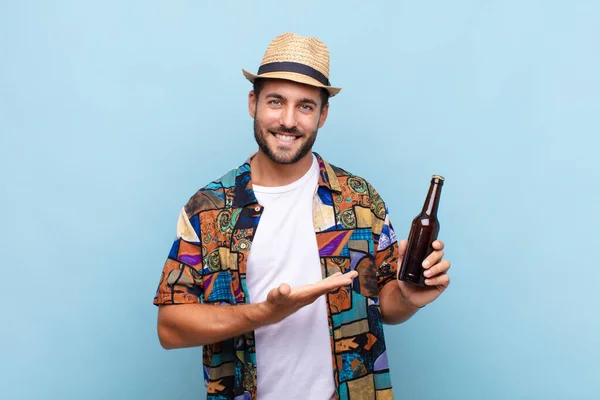 Joven Sonriendo Alegremente Sintiéndose Feliz Mostrando Concepto Espacio Copia Con — Foto de Stock