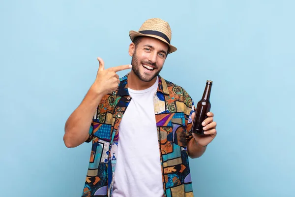 Joven Sonriendo Con Confianza Señalando Propia Amplia Sonrisa Actitud Positiva — Foto de Stock