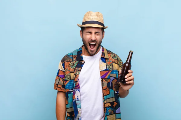 Joven Gritando Agresivamente Pareciendo Muy Enojado Frustrado Indignado Molesto Gritando — Foto de Stock