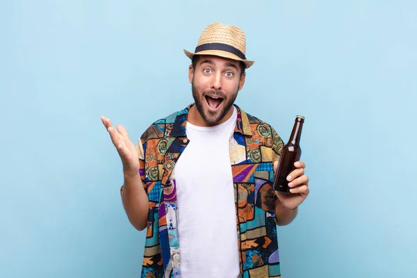 Young Man Feeling Happy Surprised Cheerful Smiling Positive Attitude Realizing — Stock Photo, Image