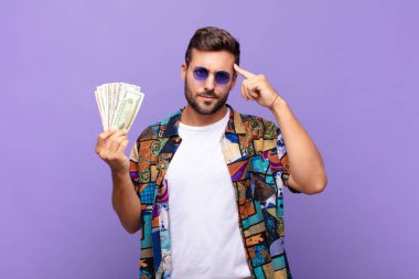 Genç adam şaşkın ve şaşkın hissediyor, deli, deli ya da aklını kaçırmış olduğunu gösteriyor. tatil kavramı