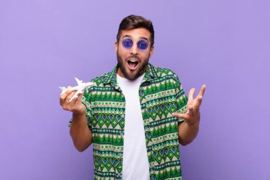 Delikanlı ağzı açık ve şaşırmış, şok olmuş ve inanılmaz bir sürprizle şaşkına dönmüş. tatil kavramı