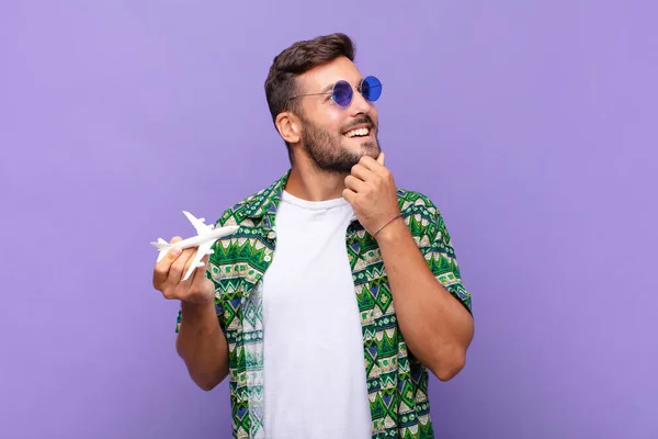 Joven Sonriendo Con Una Expresión Feliz Confiada Con Mano Barbilla —  Fotos de Stock