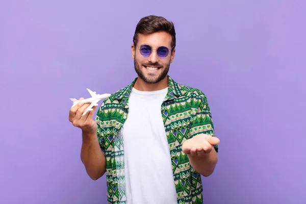 Joven Sonriendo Felizmente Con Mirada Amistosa Segura Positiva Ofreciendo Mostrando —  Fotos de Stock