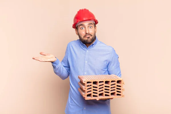 Joven Sintiéndose Desconcertado Confundido Dudando Ponderando Eligiendo Diferentes Opciones Con — Foto de Stock