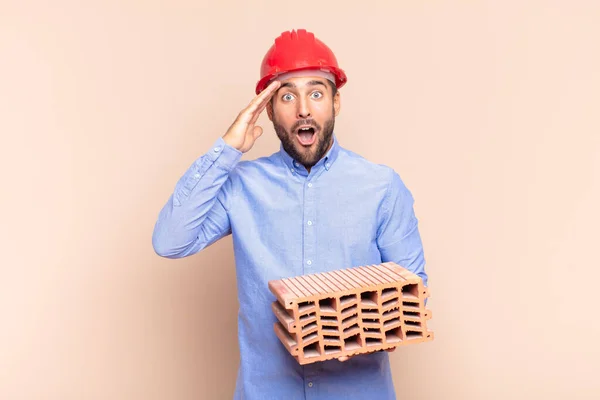 Joven Que Parece Feliz Asombrado Sorprendido Sonriendo Dándose Cuenta Buenas — Foto de Stock