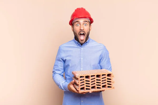 Der Junge Mann Sah Sehr Schockiert Oder Überrascht Aus Und — Stockfoto