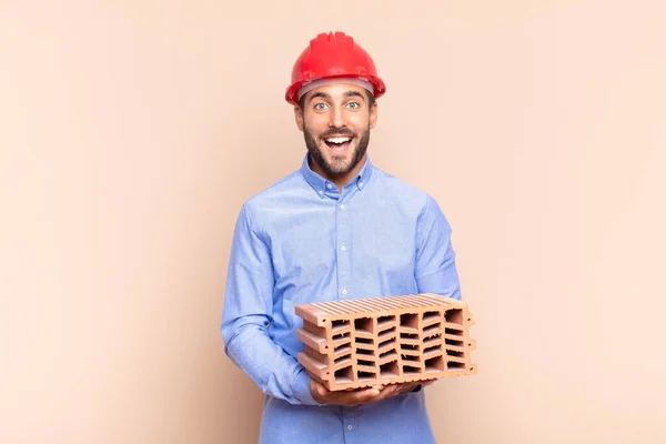 Joven Que Feliz Gratamente Sorprendido Emocionado Con Una Expresión Fascinada —  Fotos de Stock