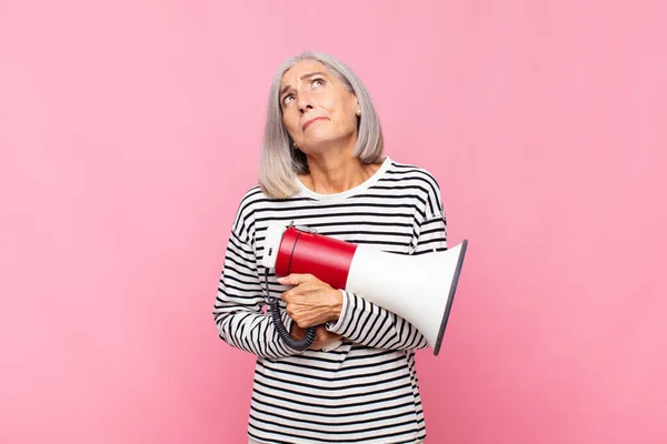 Frau Mittleren Alters Zuckt Mit Den Schultern Fühlt Sich Verwirrt — Stockfoto