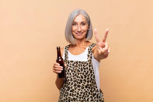 Mulher Meia Idade Sorrindo Olhando Feliz Despreocupado Positivo Gesticulando Vitória — Fotografia de Stock