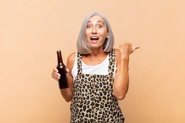 Middle Age Woman Looking Astonished Disbelief Pointing Object Side Saying — Stock Photo, Image