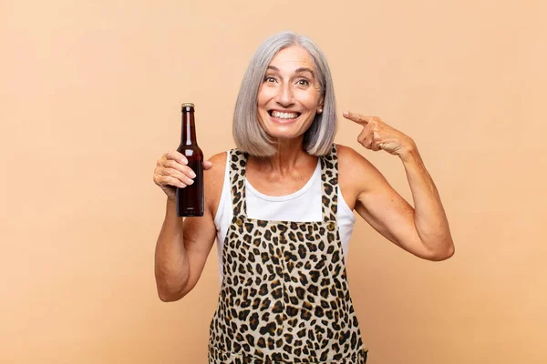 Mujer Mediana Edad Sonriendo Con Confianza Apuntando Propia Sonrisa Amplia — Foto de Stock
