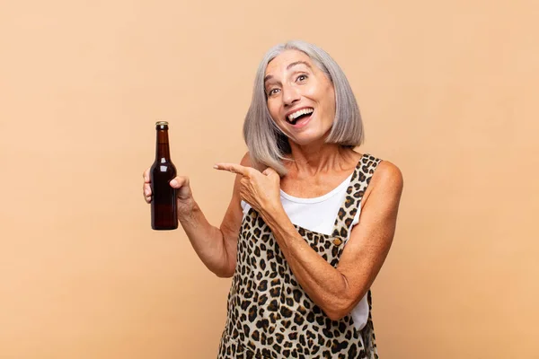 Mujer Mediana Edad Mirando Emocionada Sorprendida Señalando Hacia Lado Hacia — Foto de Stock