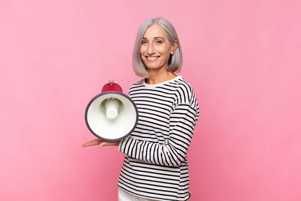 Mulher Meia Idade Sorrindo Alegremente Sentindo Feliz Mostrando Conceito Espaço — Fotografia de Stock