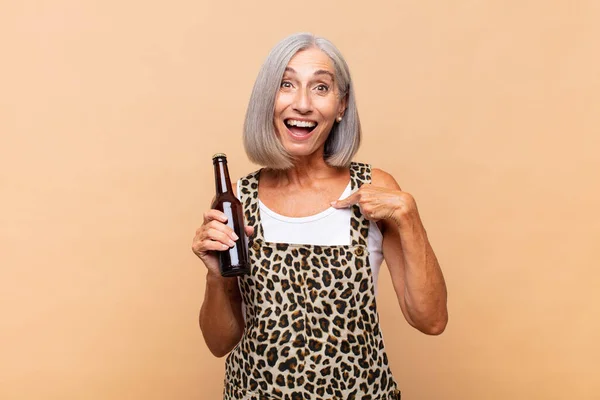 Mujer Mediana Edad Sintiéndose Feliz Sorprendida Orgullosa Señalándose Misma Con — Foto de Stock