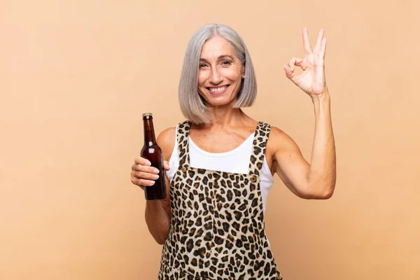 Mujer Mediana Edad Sintiéndose Feliz Relajada Satisfecha Mostrando Aprobación Con — Foto de Stock