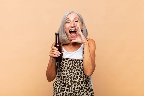 Женщина Среднего Возраста Чувствует Себя Счастливой Взволнованной Позитивной Громко Кричит — стоковое фото