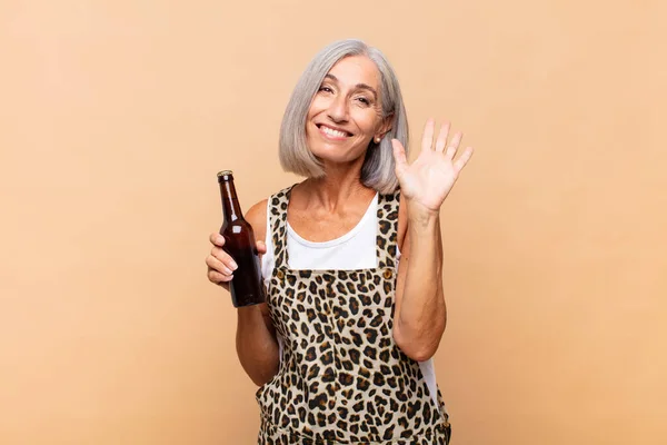 Mujer Mediana Edad Sonriendo Feliz Alegremente Saludándote Con Mano Dándote — Foto de Stock