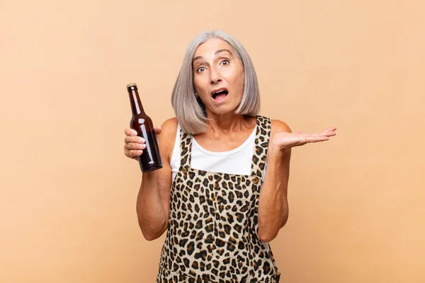 Middle Age Woman Looking Surprised Shocked Jaw Dropped Holding Object — Stock Photo, Image