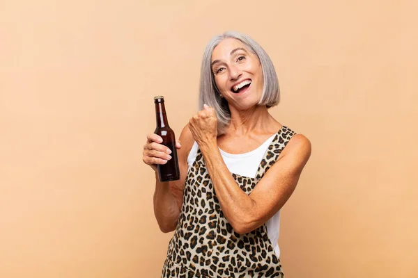 Mujer Mediana Edad Sintiéndose Feliz Positiva Exitosa Motivada Cuando Enfrenta — Foto de Stock