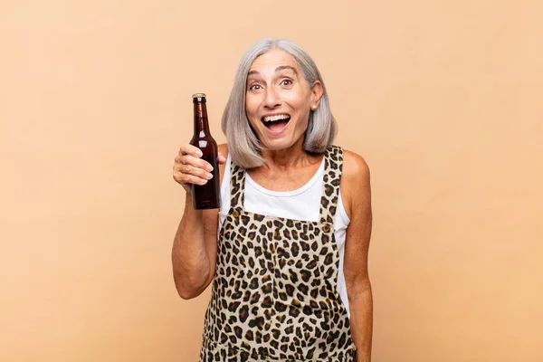 Mujer Mediana Edad Que Feliz Gratamente Sorprendida Emocionada Con Una — Foto de Stock