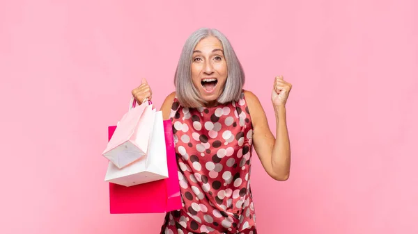 충격받고 흥분되고 행복하고 성공을 축하하는 쇼핑백과 — 스톡 사진