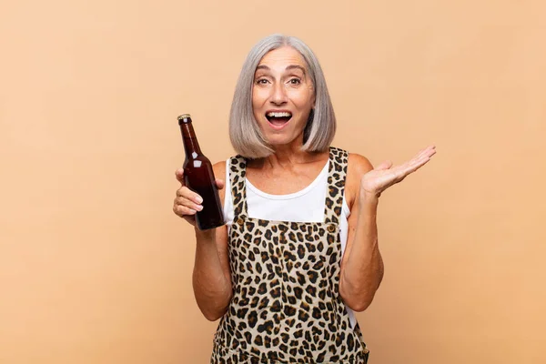 Middle Age Woman Feeling Happy Surprised Cheerful Smiling Positive Attitude — Stock Photo, Image