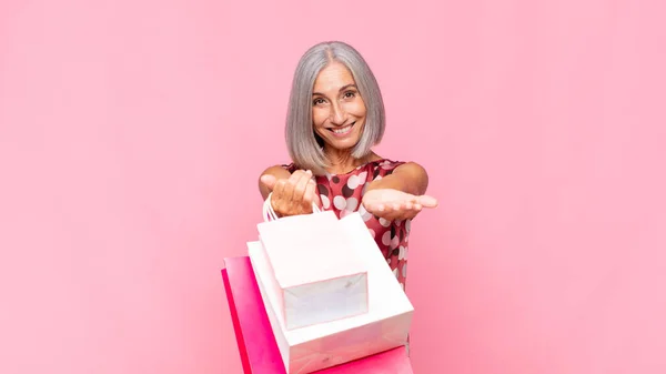 Donna Mezza Età Sorridente Felicemente Con Amichevole Fiducioso Sguardo Positivo — Foto Stock