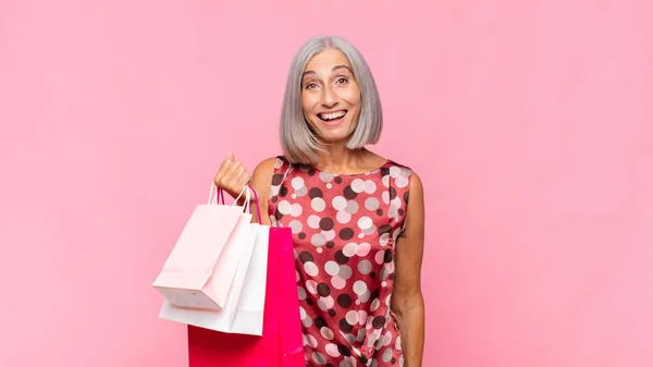 행복하고 기분좋게 여성이 쇼핑백에 매료되고 충격받은 표정으로 했습니다 — 스톡 사진