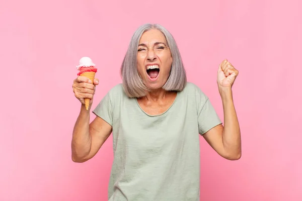 Mulher Meia Idade Gritando Agressivamente Com Uma Expressão Irritada Com — Fotografia de Stock