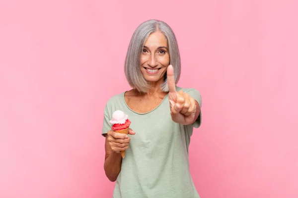 Mulher Meia Idade Sorrindo Olhando Amigável Mostrando Número Primeiro Com — Fotografia de Stock