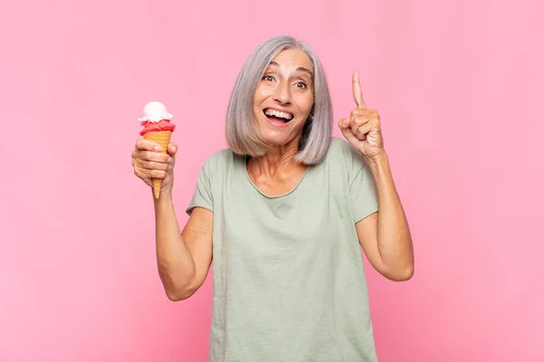 Mulher Meia Idade Sentindo Como Gênio Feliz Animado Depois Perceber — Fotografia de Stock