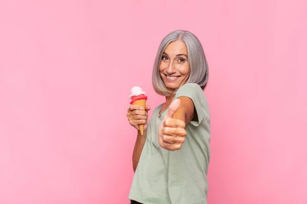 Mulher Meia Idade Sentindo Orgulhosa Despreocupada Confiante Feliz Sorrindo Positivamente — Fotografia de Stock