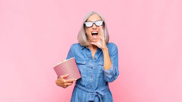 Donna Mezza Età Sentirsi Felice Eccitato Positivo Dando Grande Grido — Foto Stock