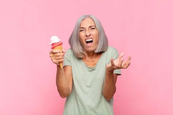 Mulher Meia Idade Olhando Irritado Irritado Frustrado Gritando Wtf Que — Fotografia de Stock