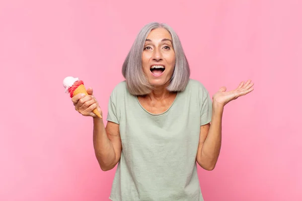 Mulher Meia Idade Sentindo Feliz Animado Surpreso Chocado Sorrindo Surpreso — Fotografia de Stock