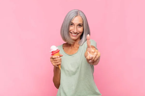 Mulher Meia Idade Sorrindo Orgulhosamente Confiantemente Fazendo Pose Número Triunfante — Fotografia de Stock