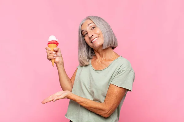 Mulher Meia Idade Sorrindo Alegremente Sentindo Feliz Mostrando Conceito Espaço — Fotografia de Stock