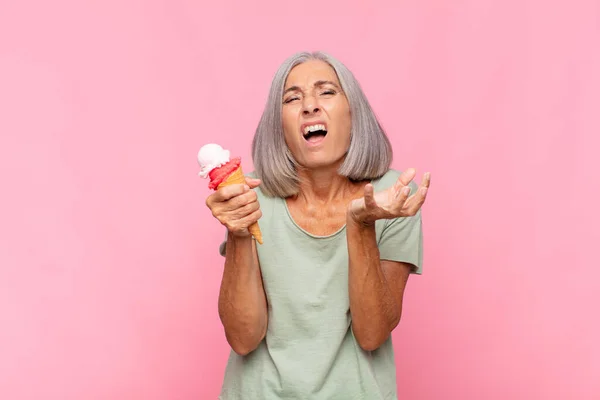 Mulher Meia Idade Olhando Desesperado Frustrado Estressado Infeliz Irritado Gritando — Fotografia de Stock