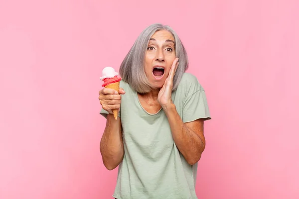 Femme Âge Moyen Sentant Choqué Effrayé Air Terrifié Avec Bouche — Photo